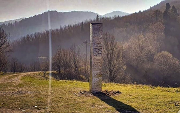 지난달 27일 루마니아에 등장한 금속기둥. 발견 나흘만인 1일 사라졌다.