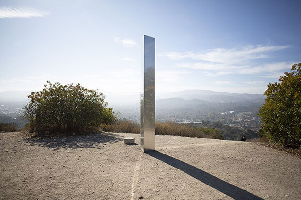 2일 미국 캘리포니아주 파인산 정상에 나타난 금속기둥은 하루 뒤 현지 극우 청년들이 제거했다.
