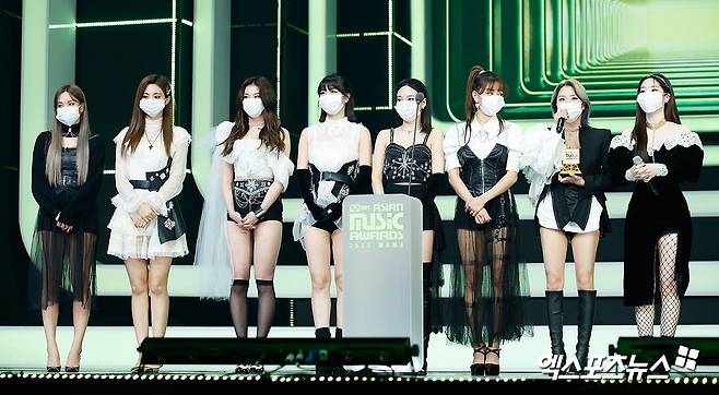 TWICE The dignity of the MAMAs two crownsGroup TWICE, who attended the Mnet ASIAN MUSIC AWARDS (Mnet Asian Music Awards) held on Non-Contact on the afternoon of the 6th, won the Worldwide Fans Choice Award and The Most Popular Artist Award.Photo: CJ ENM provided