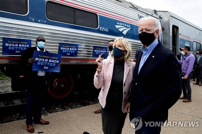 지난 9월 30일 조 바이든 당시 민주당 대선후보가 미국 오하이오주 클리블랜드에서 열차에 올라타기 전 지지자들에 화답하고 있다.  [로이터=연합뉴스]