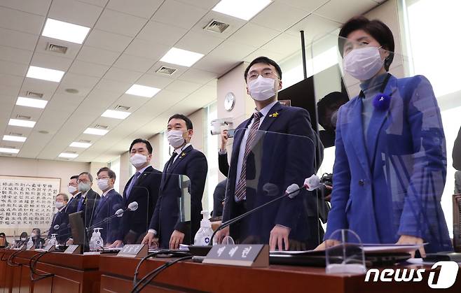 더불어민주당 법사위원들이 8일 국회 법사위 전체회의에서 고위공직자범죄수사처 설치 및 운영에 관한 법률 일부개정법률안에 대해 기립하여 찬성하고 있다. 2020.12.8/뉴스1 © News1 성동훈 기자