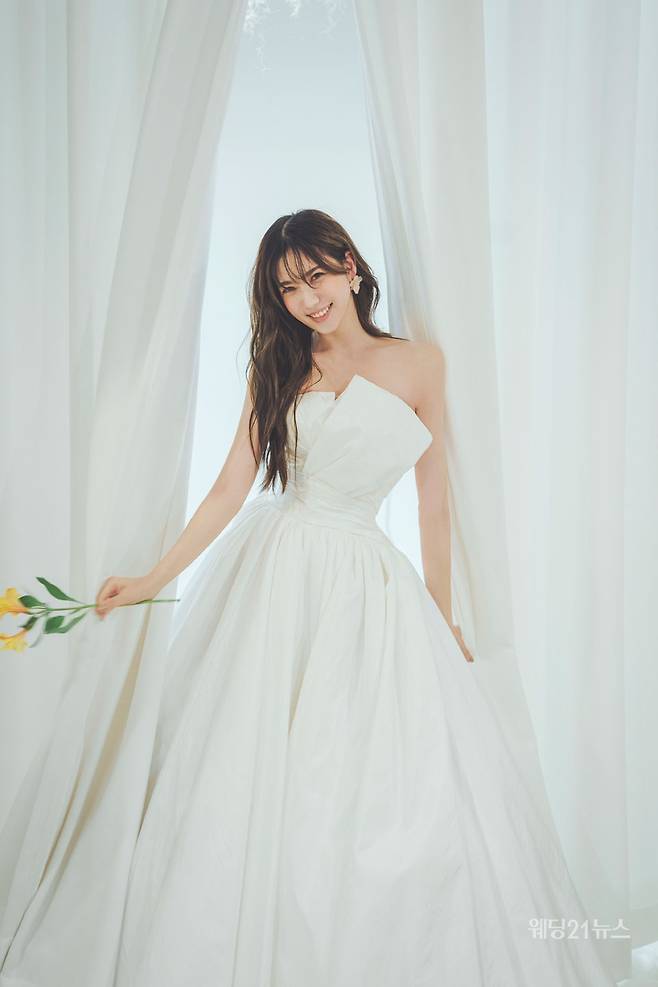 사진 : 웨딩드레스 스텔라드마리에,&nbsp;포토그래퍼 정대철(메르시1205),&nbsp;모델 노재희, 한승수,&nbsp;헤어 최운 메이크업 오지은(뷰티진동희),&nbsp;디렉터 임은정,&nbsp;스타일리스트 박소현,&nbsp;비디오그래퍼 김예은(뮤지엄307),&nbsp;플라워 블랑드로미오