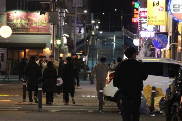 지난 4일 밤 대구 북구 동천동 '이태원 문화거리'에 술집에서 나온 시민들이 흡연을 하며 거리를 돌아다니고 있다. 이주환 대구한국일보 인턴기자