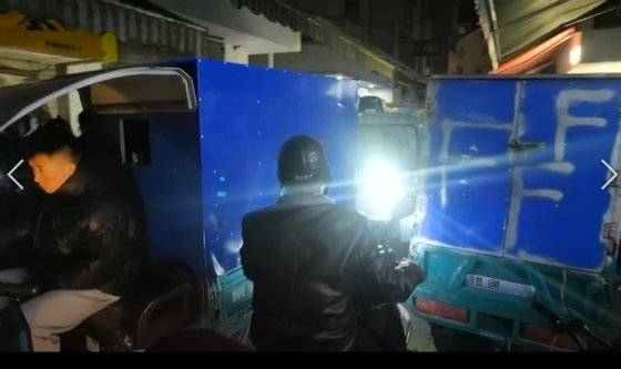 무역촌은 오후 5시부터 본격적인 영업이 시작된다. 오토바이와 삼륜차들이 쉴새없이 검은 봉지를 나르고 있다. [선걸 JTBC 베이징총국 촬영기자]