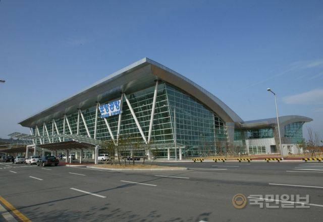 경북 포항공항이 50여년 만에 ‘포항·경주공항’으로 명칭 변경이 추진된다. 사진은 포항공항 전경. 포항시 제공