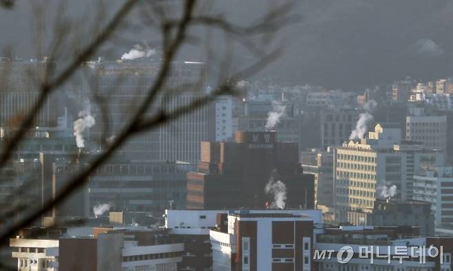 [서울=뉴시스] 고승민 기자 = 내륙지역을 중심으로 아침기온이 영하권으로 떨어져 칼추위 날씨를 보인 30일 서울 시내 빌딩 옥상에 난방 수증기가 피어 오르고 있다. 2020.11.30. kkssmm99@newsis.com