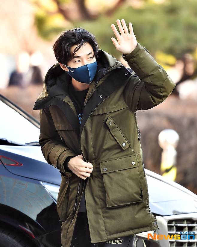 Henry Lau Way to work, friendly hand drawingSinger Henry Lau enters the station for a broadcast program recording on December 8.