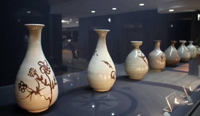 호텔프리마뮤지엄에 전시된 철화백자들. [호텔프리마뮤지엄 제공]
