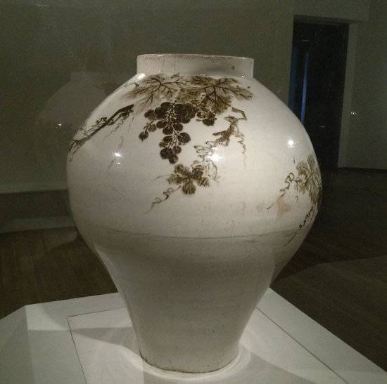 이화여대박물관이 소장한 백자철화포도무늬항아리. [이화여대박물관 제공]