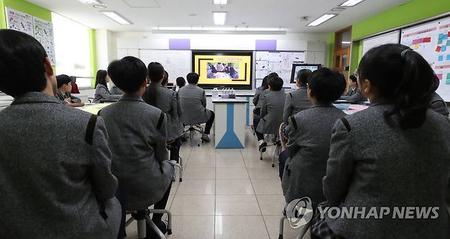 과학수업 받는 중학생들 [연합뉴스 자료사진]