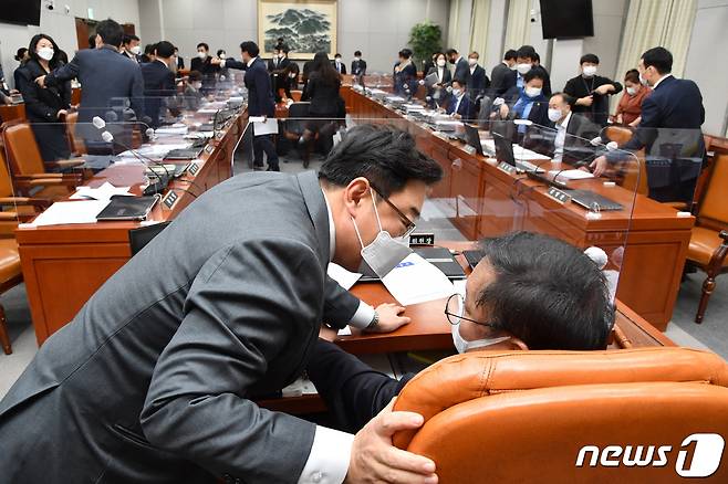 김태년 위원장과 김성원 국민의힘 간사가 4일 오전 서울 여의도 국회에서 열린 운영위원회 전체회의를 마친 후 대화하고 있다. 2020.12.4/뉴스1 © News1 신웅수 기자
