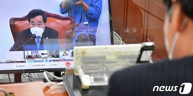 이낙연 더불어민주당 대표가 10일 오후 서울 여의도 국회에서 화상 연결로 소속 의원들과 열린 온택트 의원총회에서 모두발언을 하고 있다. 2020.9.10/뉴스1 © News1 성동훈 기자