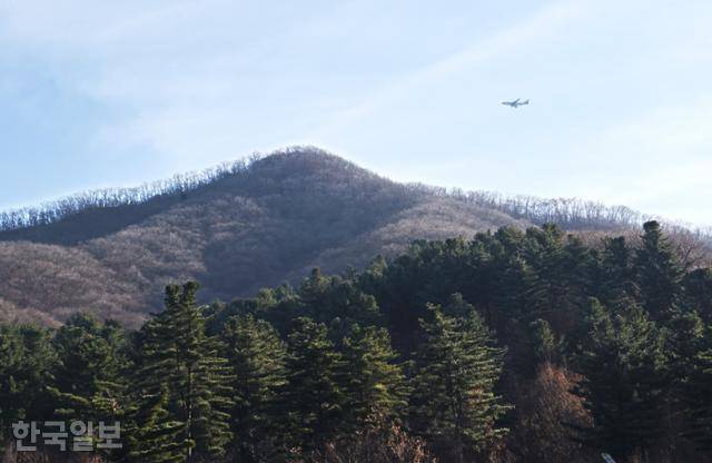 잣향기푸른숲 꼭대기의 사방댐 뒤는 바로 축령산(886m)이다. 비행기 한 대가 정상 부근을 스치듯 날고 있다.