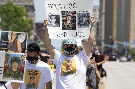 지난 7월 바네사 기옌을 추모하는 집회가 미국 각지에서 열린 가운데 기옌의 모습이 들어간 셔츠를 입은 참가자가 기옌의 그림을 들고 있다. [AP=연합뉴스]