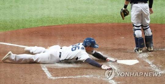 홈플레이트는 미국 야구 초창기 시절 사각형이었다가 1900년부터 오각형으로 바뀌었다. 사진은 2020 프로야구 한국시리즈(KS) 6차전 두산 베어스와 NC 다이노스의 경기. 5회말 2사 1,2루 NC 이명기가 1타점 적시타 때 권희동이 슬라이딩 홈인으로 득점하는 모습.