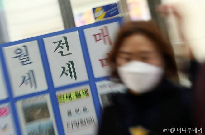 전세대란이 지속되며 정부가 오는 19일 추가 전세대책을 발표할 예정인 가운데 18일 서울 송파구의 부동산 사무소에 매물 전단이 붙어있다. / 사진=김휘선 기자 hwijpg@