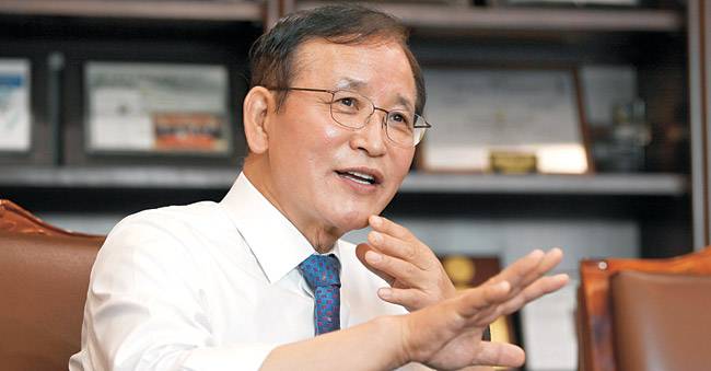 윤석진 KIST 원장이 지난달 23일 서울 홍릉 본원의 집무실에서 자신의 소신인 ‘빅 사이언스론’을 설파하고 있다.  신창섭 기자
