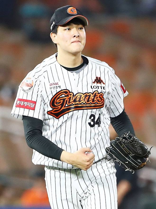 ▲ 롯데 우완투수 김원중이 1년간 길러온 머리카락을 소아암 환우들에게 기부하기로 했다. 사진은 2017년의 모습. ⓒ롯데 자이언츠