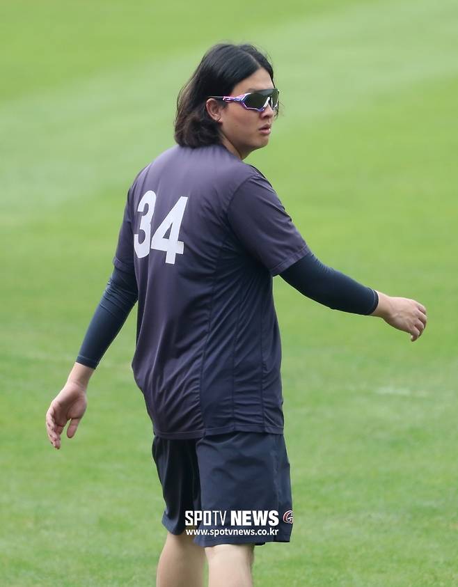 ▲ 올 시즌 장발로 변신한 김원중. ⓒ곽혜미 기자