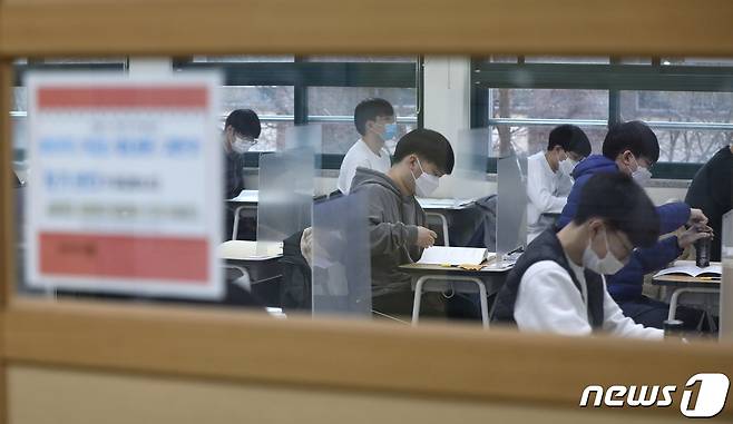 12월3일 2021학년도 대학수학능력시험이 치러진 서울 종로구 경복고등학교 고사장 모습. 코로나19 바이러스를 막기 위해 마스크, 가, 거리두기 등 가능한 방어수단이 모두 동원됐다. © News1 민경석 기자