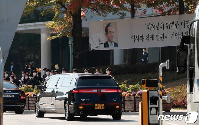 故 이건희 삼성그룹 회장의 영결식이 엄수된 지난 10월 28일 오전 경기도 화성시 삼성전자 화성사업장에 임직원들이 도열한 가운데 고인의 운구차량이 들어서고 있다. 삼성전자 반도체  부분에 깊은 애착을 가졌던 고인은 회사를 세계최고 수준으로 올려 놓았다.  © News1