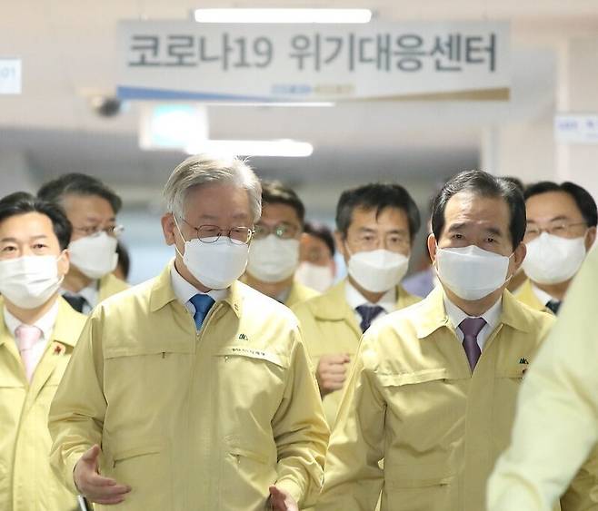 South Korean Prime Minister Chung Sye-kyun (right) and Gyeonggi Governor Lee Jae-myung head to a meeting for COVID-19 countermeasures at the Gyeonggi Provincial Office on Dec. 9. (provided by the Gyeonggi Provincial Office)