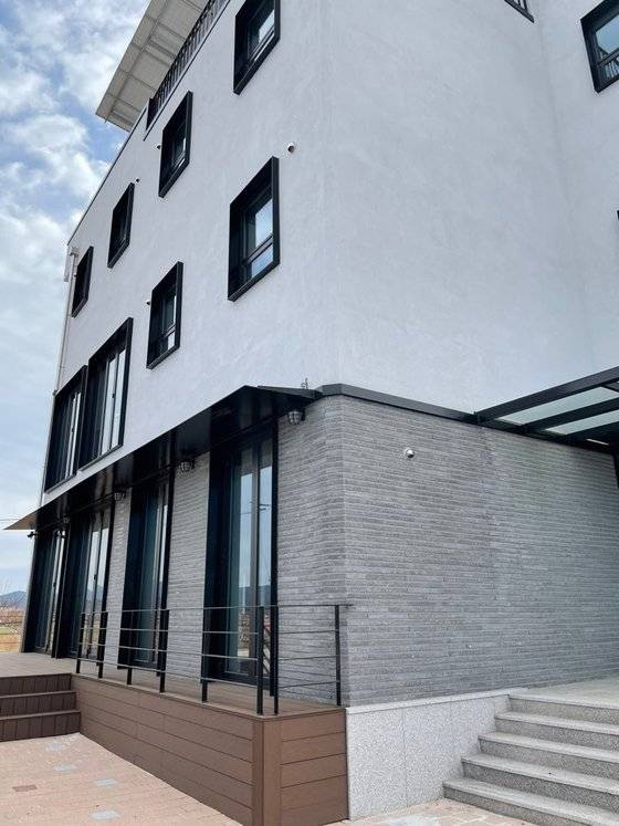 의성에 지어진 금수장. 운영자가 정해지면 1층은 카페나 클럽 또는 식당. 2층과 3층은 빌라처럼 청년들이 살수 있다. 김윤호 기자