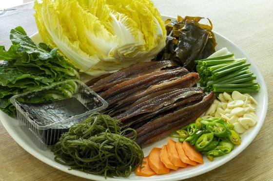 호미곶 '새천년회대게'의 꽁치 과메기 상차림. 김이나 배추 위에 과메기를 올리고 미역·꼬시래기·마늘종·마늘 등을 곁들여 먹는다.