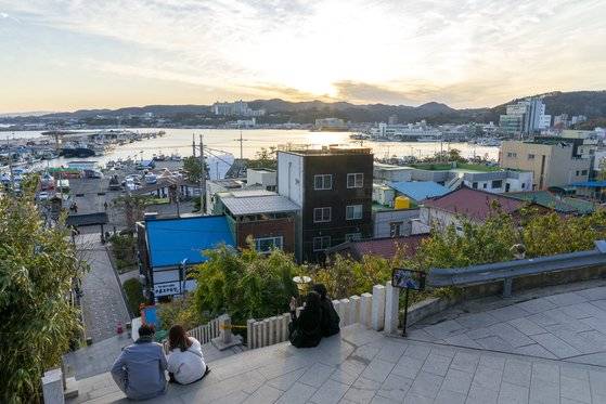 구룡포 근대문화거리는 젊은 연인의 성지다. TV드라마 '동백꽃 필 무렵'을 촬영한 뒤로 관광지로 떴다. 공효진과 강하늘이 앉았던 구룡포공원 계단에서 구룡포 일대가 내려다보인다.