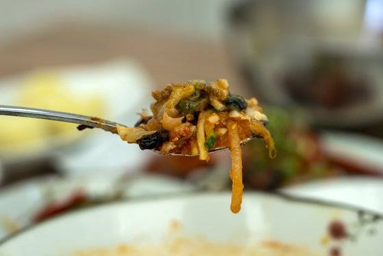 포항 물회는 빨갛다. 횟감을 고추장에 되직하게 비벼 먹은 다음, 물이나 육수를 부어먹는 게 순서다.