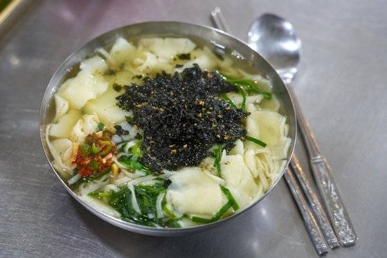 죽도시장 수제비골목 '칼제비'. 칼국수와 수제비 반반 섞여 있다.