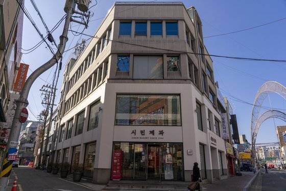 1949년 문을 연 포항 육거리 인근의 시민제과. 2005년 가게를 닫았다가 이태 전 부활했다.