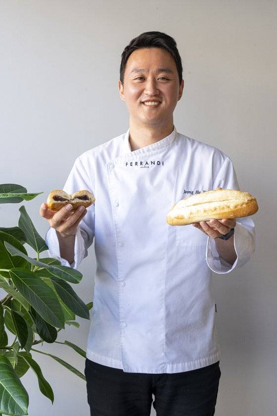 단팥빵과 연유바게트를 든 시민제과 진정하 사장. 단팥빵은 3대를 이어온 시민제과의 대표 메뉴고 연유바게트는 진 사장이 새로 낸 시그니처 메뉴다.