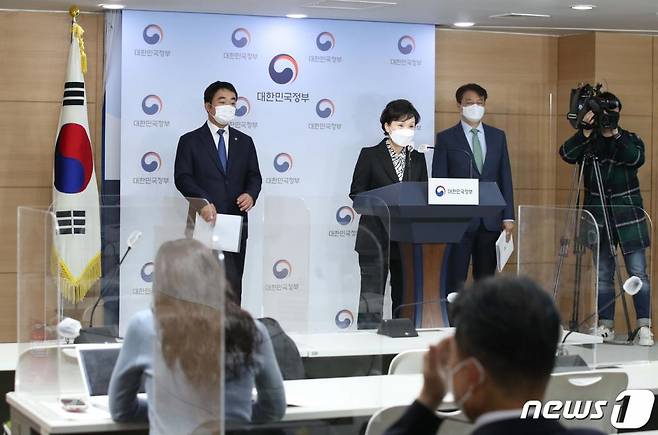 (서울=뉴스1) 구윤성 기자 = 김현미 국토교통부 장관이 19일 오전 서울 종로구 정부서울청사 합동브리핑실에서 서민·중산층 주거안정 지원방안은 발표하고 있다. 2020.11.19/뉴스1