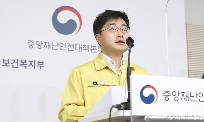 [세종=뉴시스]강종민 기자 = 윤태호 중앙사고수습본부 방역총괄반장(보건복지부 공공보건정책관)이 4일 오전 정부세종청사에서 신종 코로나바이러스 감염증(코로나19) 대응 현황을 브리핑 하고 있다. 2020.12.04.   ppkjm@newsis.com