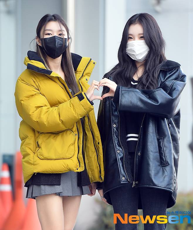 Momoland Lee Hye-bin - JooE, make it together and make it a prettier heart ~Girl group Momoland Lee Hye-bin and JooE went to MBC New Building in Sangam-dong, Mapo-gu, Seoul on December 10 to appear on MBC FM4U Noons Hope Song Kim Shin-young.Jung Yoo-jin