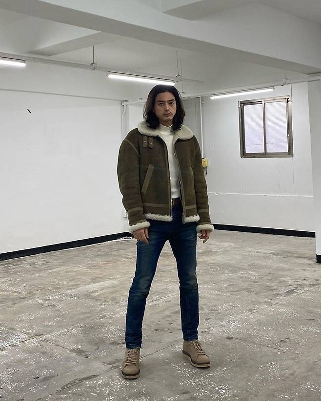 Slight Lion Feelings Kim Ji-hoon, todays extraordinary fashion senseKim Ji-hoon boasted an extraordinary sense of fashion.Kim Ji-hoon released several photos on December 10 on his Instagram with an article entitled Today is a little Lion Feelings.His trademark long-haired hairstyle stands out.