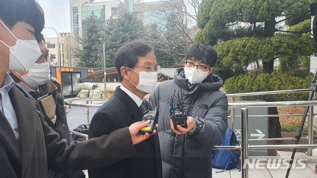 [서울=뉴시스]'라임 로비 의혹'을 받는 윤갑근 전 대구고검장이 10일 구속영장 심사를 받기 위해 서울남부지검에 출석하고 있다. 2020.12.10