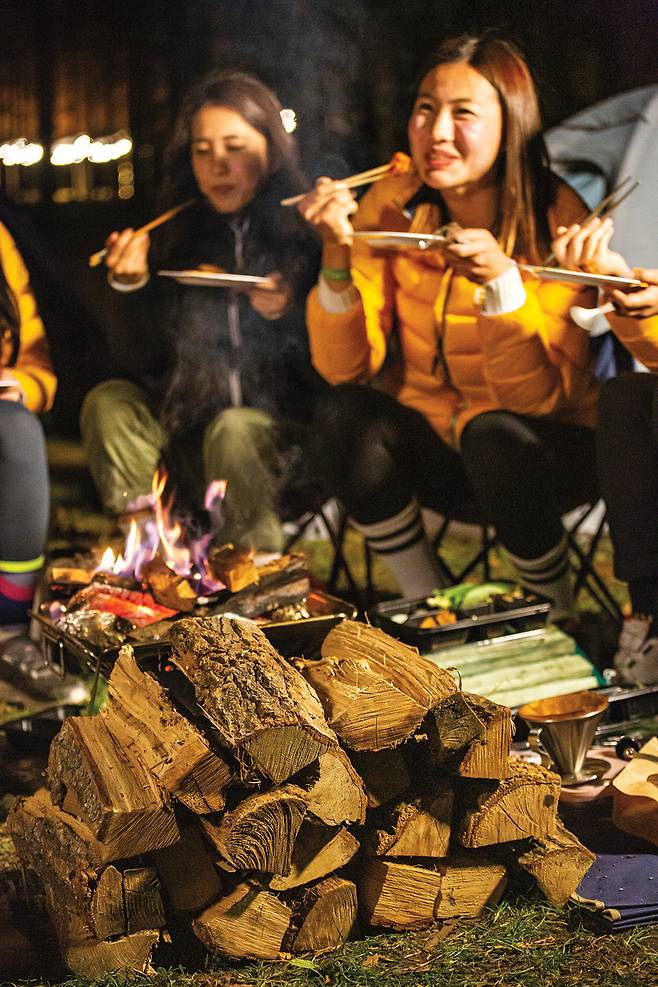 남이섬에서  현재 판매 중인 닭갈비 밀키트로 요리해 저녁을 먹었다. 이 밀키트는 향후 캠핑장을 정식 오픈할 때 캠핑장 이용권과 같이 묶어 상품화할 예정이라고 한다.