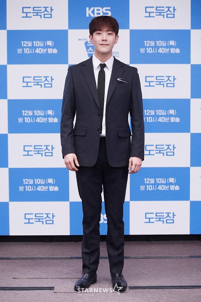 동하 '훨친한 기럭지' [★포토]