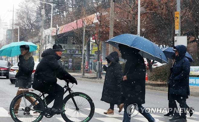 전국 곳곳에 눈이나 비소식 [연합뉴스 자료사진]