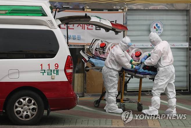 이송되는 울산 요양병원 확진자 지난 7일 오전 신종 코로나바이러스 감염증(코로나19) 확진자가 무더기로 발생한 울산시 남구 양지요양병원 앞에서 소방대원들이 확진자를 구급차로 옮기고 있다. [연합뉴스 자료사진]