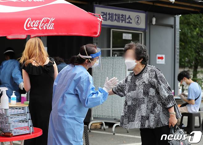 경기 고양시 일산동구 보건소에 마련된 선별진료소를 찾은 시민들이 검사를 기다리고 있다./뉴스1 DB © News1 이성철 기자