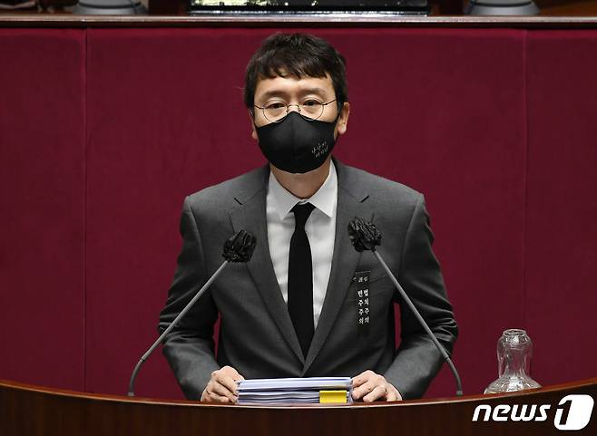 국민의힘 김웅 의원이 11일 오전 서울 여의도 국회에서 열린 본회의에서 국정원법 개정안에 대한 무제한 토론(필리버스터)을 하고 있다. 2020.12.11/뉴스1 © News1 박세연 기자