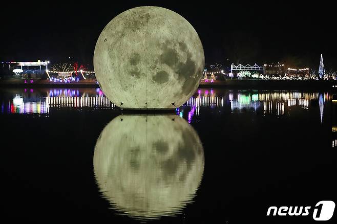 11일 오후 대구 수성구 두산동 수성못에서 열린 '제2회 수성빛예술제'를 찾은 시민들이 아름답게 빛나는 작품을 감상하고 있다. 2020.12.11/뉴스1 © News1 공정식 기자