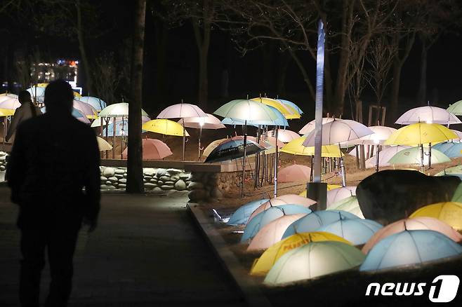 11일 오후 대구 수성구 두산동 수성못에서 열린 '제2회 수성빛예술제'를 찾은 시민들이 아름답게 빛나는 작품을 감상하고 있다. 2020.12.11/뉴스1 © News1 공정식 기자