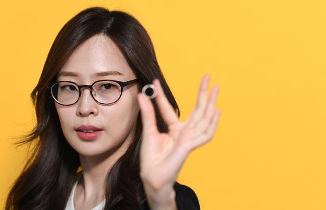 9년째 이혼전문 변호사로 일하는 최유나 변호사를 3일 서울 중구 한국일보에서 만났다. 최 변호사는 결혼과 이혼의 현실을 다룬 인스타툰 ‘메리지 레드’의 작가로도 유명하다. 배우한 기자