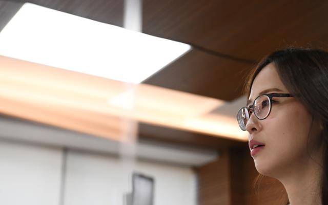 변호사가 되고 나니 이번엔 ‘20대 여자 변호사’라는 게 약점이 됐다. 그런데 그런 그를 선호하는 의뢰인들이 있었다. 배우한 기자