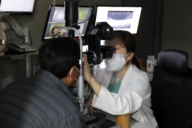 한길안과병원 망막센터 이경민 진료과장이 비문증을 호소하는 한 환자의 망막 상태를 살펴보고 있다. 한길안과병원 제공