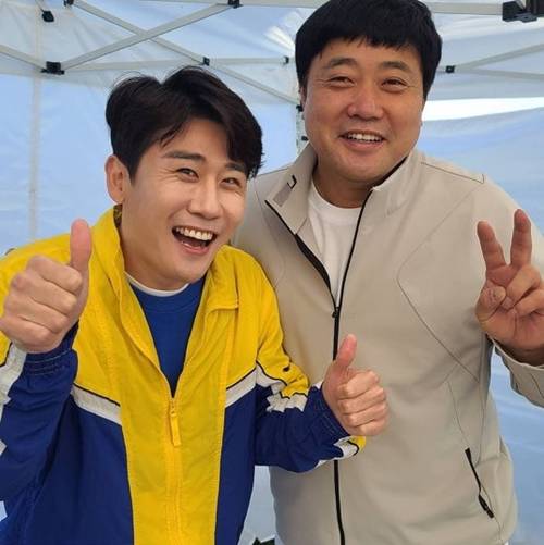 Yang Jun-hyuk, Young Tak and Super Real Two Shot Its A Dirty LikeYang Jun-hyuk posted a picture on the 11th without any comment.Yang Jun-hyuk and Young Tak in the photo made a bright face and raised Umji.They caught their eye in a resemblance.On the other hand, Yang Jun-hyuk postponed to March next year with a wedding ceremony scheduled for the 26th in the aftermath of Corona 19.